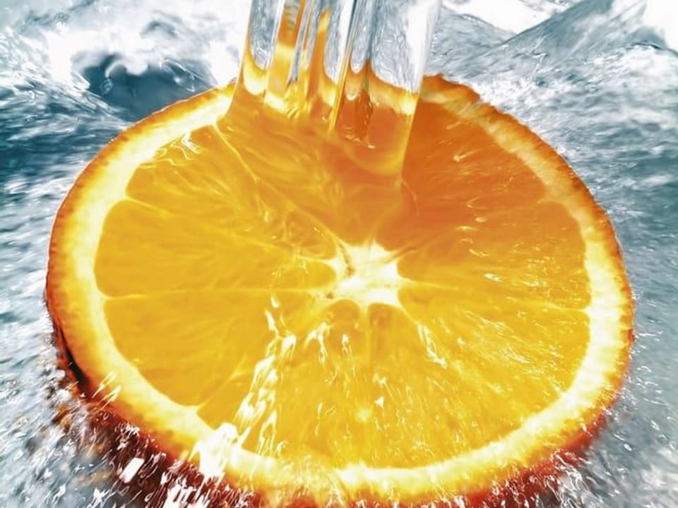 Fototapeta Pomarańcza w wodzie – świeżość i dynamika
