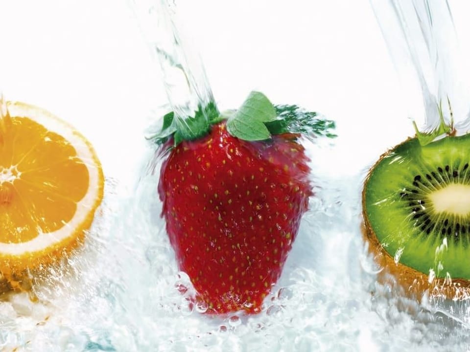 Fototapeta Owoce w wodzie – świeżość i dynamika