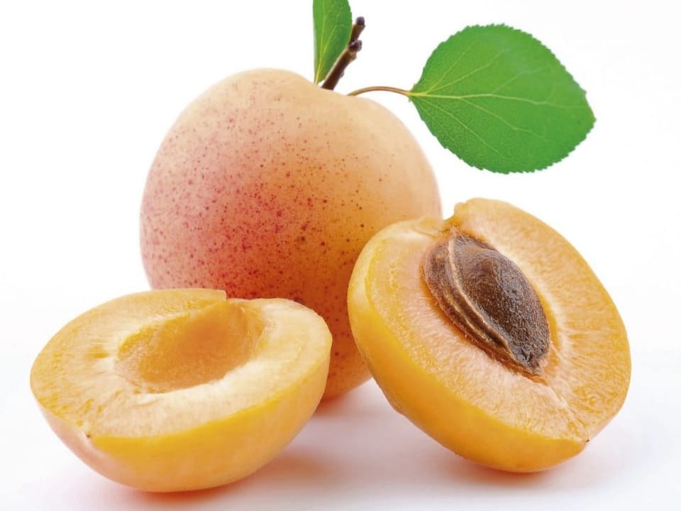 Fototapeta Morele na białym tle