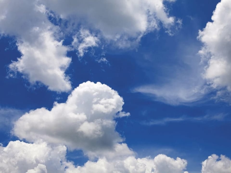 Fototapeta Błękitne Niebo z Puszystymi Chmurami