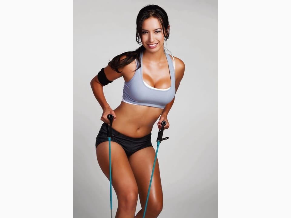 Fototapeta Kobieta ćwicząca z gumami