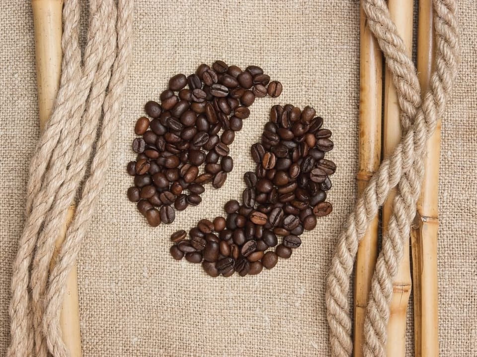 Fototapeta Ziarna kawy na jasnej tkaninie