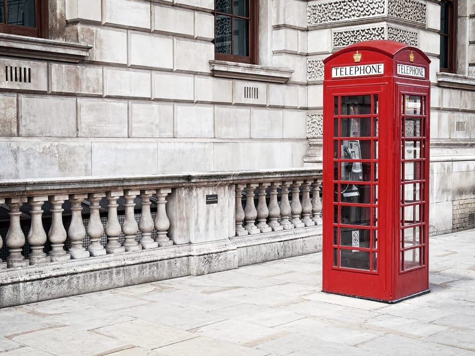 Fototapeta Czerwona budka na ulicach Londynu na wymiar