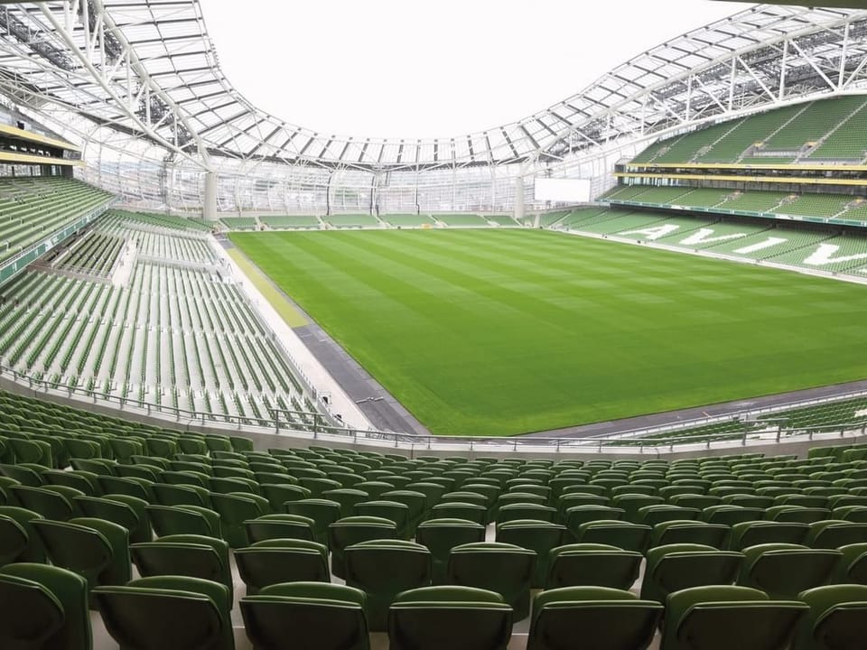 Fototapeta Stadion piłkarski z zieloną murawą