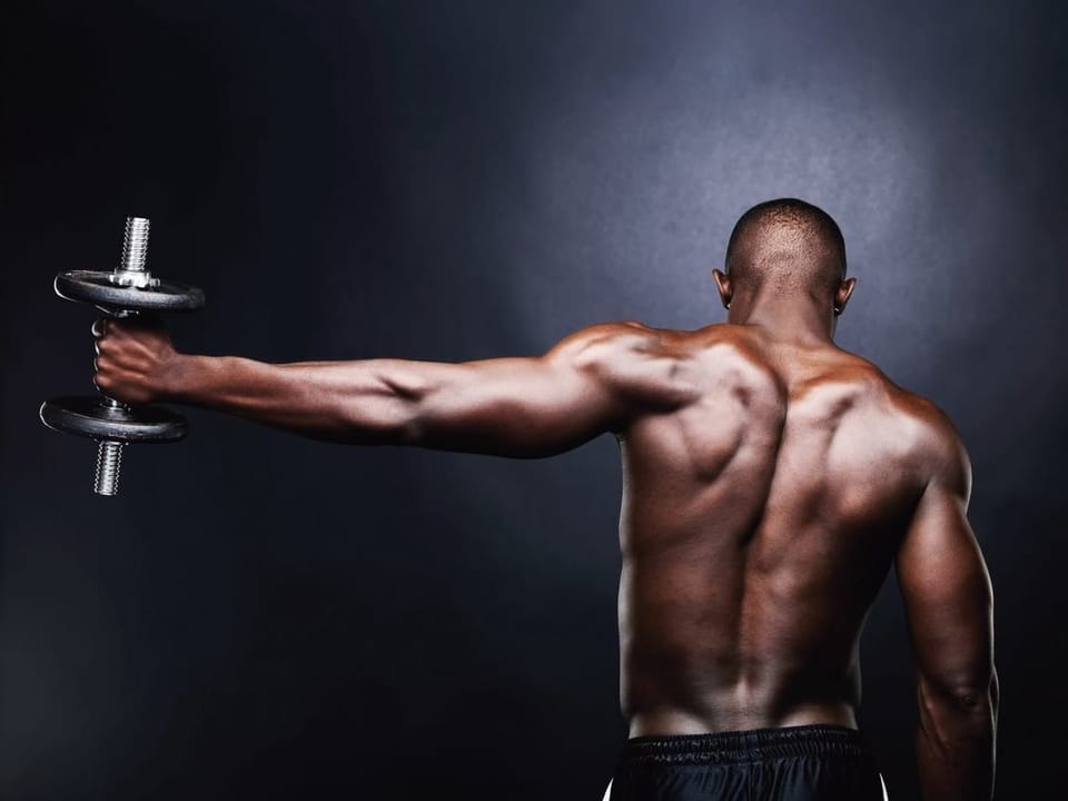 Fototapeta Mężczyzna z hantlem na siłowni