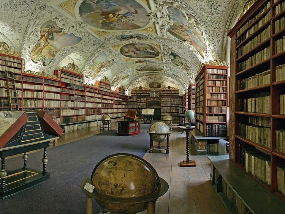 Fototapeta Biblioteka z globusami i freskami na wymiar