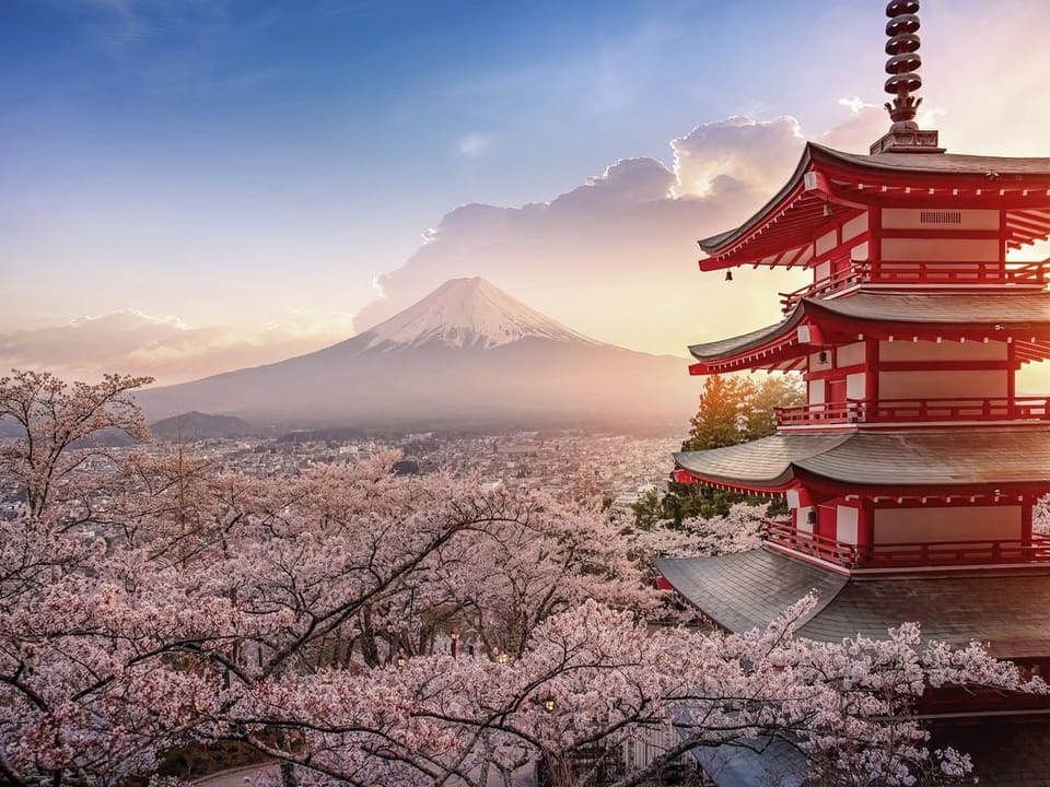 Fototapeta Czerwona pagoda i góra w tle na wymiar
