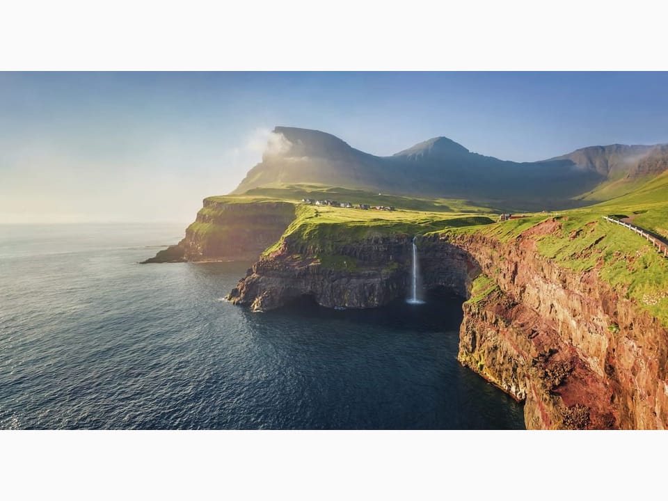 Fototapeta Klify z wodospadem i oceanem na wymiar