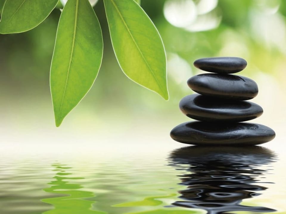 Fototapeta Stos Kamieni na Wodzie z Liśćmi