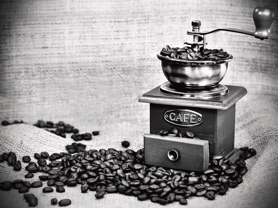 Fototapeta Stary młynek do kawy z ziarnami