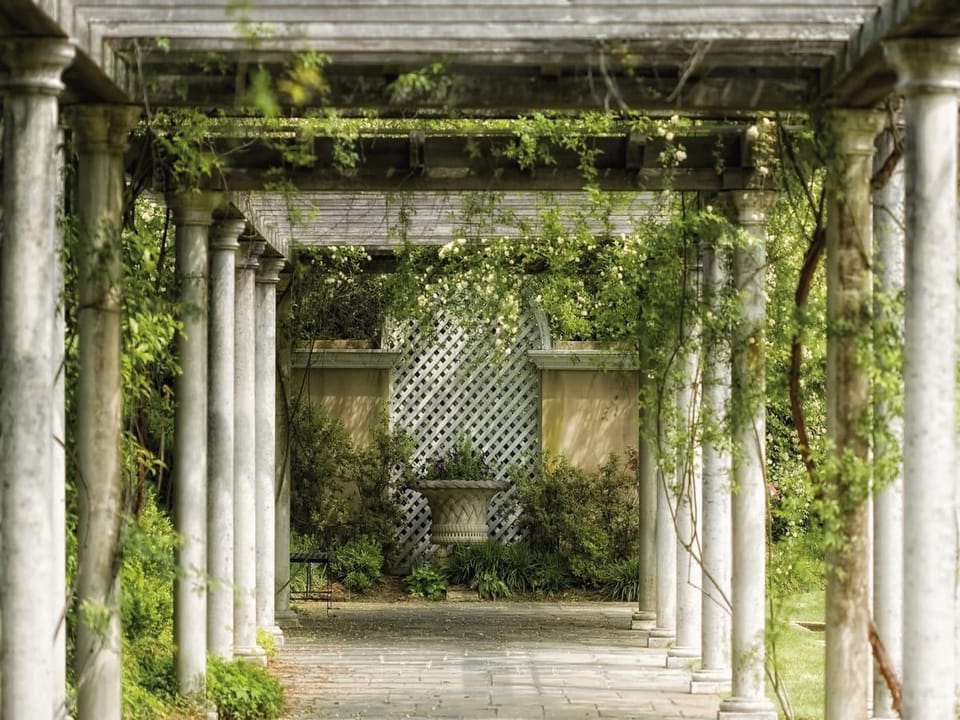 Fototapeta Kamienna pergola z zielenią na wymiar