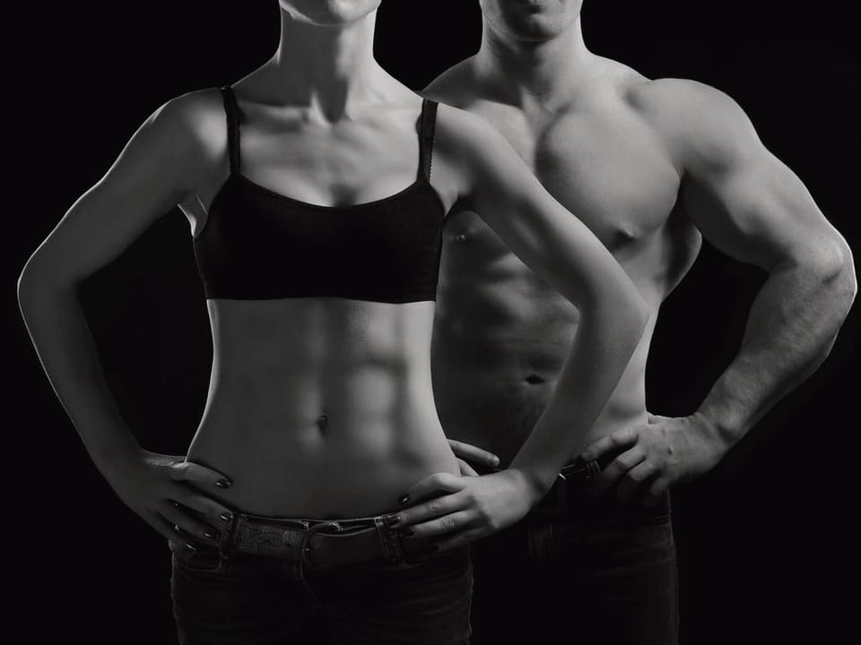 Fototapeta Muskularne Sylwetki na Ciemnym Tle