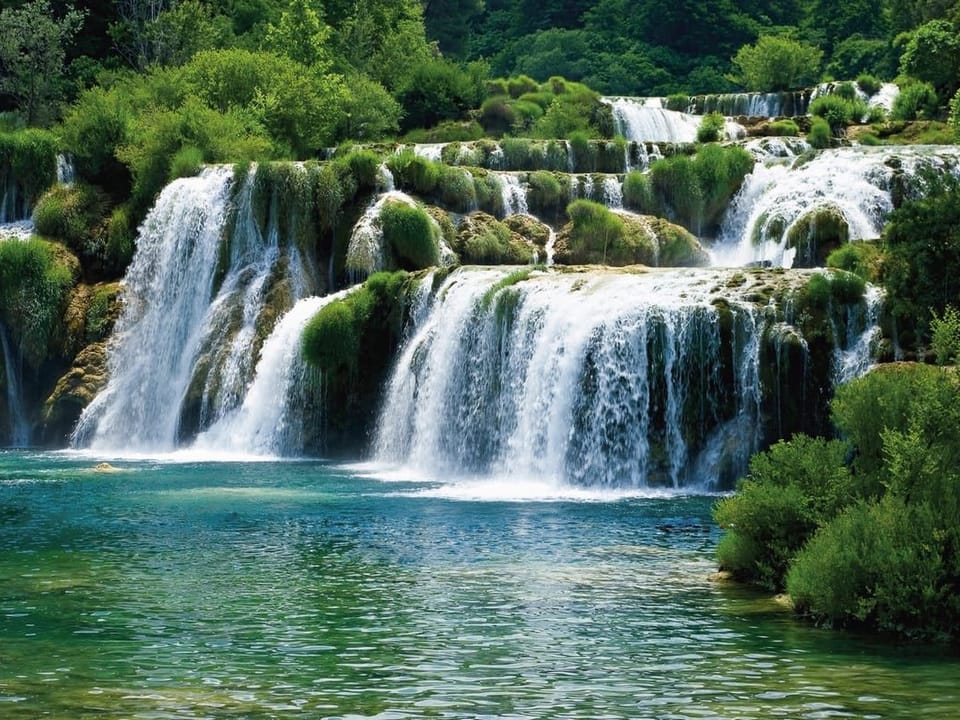 Fototapeta Zielony wodospad wśród skał