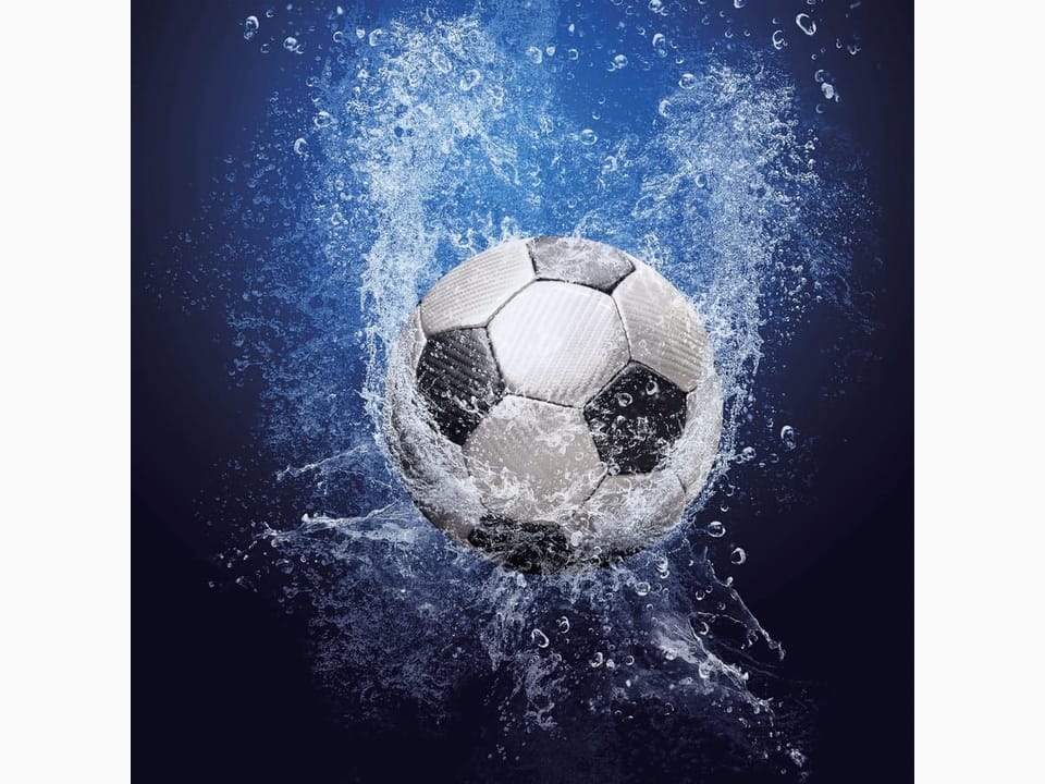 Fototapeta Piłka nożna i woda w ruchu