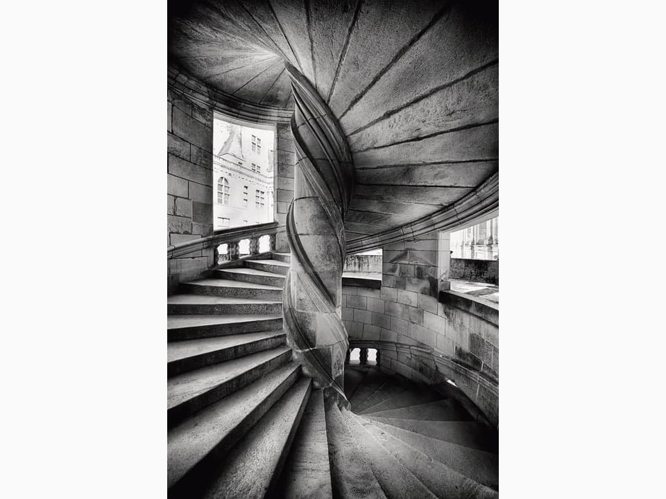 Fototapeta Kręcone kamienne schody wewnętrzne