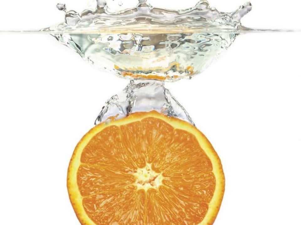 Fototapeta Pomarańcza w wodzie na białym tle