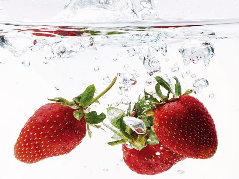 Fototapeta Truskawki w wodzie z bąbelkami