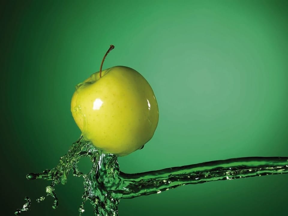 Fototapeta Zielone jabłko w wodnym strumieniu