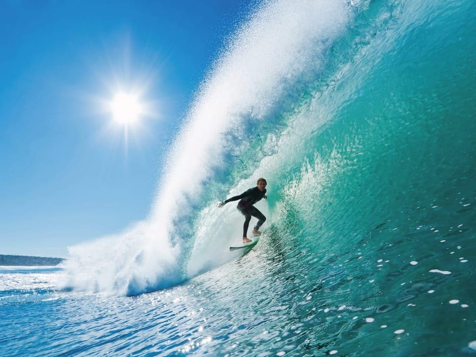 Fototapeta Surfer na fali pod błękitnym niebem na wymiar