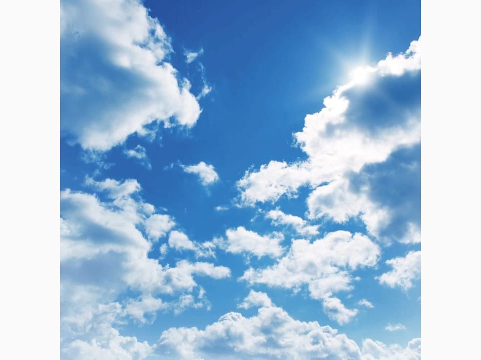 Fototapeta Spokojne niebo z białymi chmurami