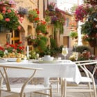 Miniatura fototapety Uliczka z Kwiatami i Kamiennymi Ścianami we wnętrzu kuchni