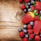 Miniatura fototapety Truskawki na drewnie