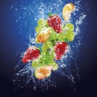 Miniatura fototapety Owoce w wodzie na niebieskim tle