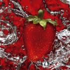 Miniatura fototapety Truskawka w wodzie na czerwonym tle