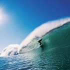Miniatura fototapety Surfer na fali pod błękitnym niebem