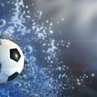 Miniatura fototapety Piłka nożna w wodzie