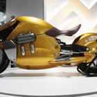 Miniatura fototapety Złoty Motocykl na Białej Platformie