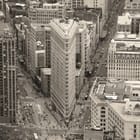 Miniatura fototapety Panorama miasta z budynkiem w kształcie klina