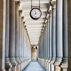 Miniatura fototapety Kolumnada z zegarem w 3D tunelu