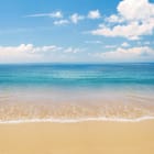 Miniatura fototapety Plaża i Fale na Błękitnym Niebie
