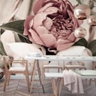 Miniatura fototapety Bukiet różowych piwonii we wnętrzu kuchni