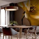 Miniatura fototapety Żółta róża z bliska we wnętrzu kuchni