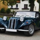 Miniatura fototapety Klasyczny samochód na parkingu