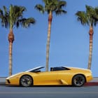 Miniatura fototapety Żółty sportowy samochód na ulicy