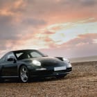 Miniatura fototapety Czarny sportowy samochód na plaży