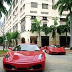 Miniatura fototapety Czerwone sportowe samochody w mieście