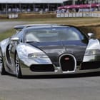 Miniatura fototapety Srebrny sportowy samochód na torze