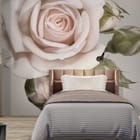 Miniatura fototapety Róże z pąkami na jasnym tle we wnętrzu pokoju nastolatka