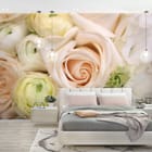 Miniatura fototapety Bukiet jasnych róż i eustom we wnętrzu sypialni