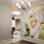 Miniatura fototapety Bukiet jasnych róż i eustom we wnętrzu przedpokoju