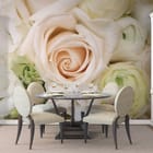 Miniatura fototapety Bukiet jasnych róż i eustom we wnętrzu kuchni