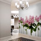 Miniatura fototapety Różowe róże na białym tle we wnętrzu przedpokoju