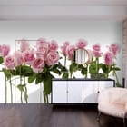 Miniatura fototapety Różowe róże na białym tle we wnętrzu salonu