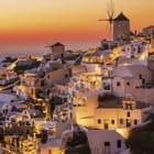 Miniatura fototapety Białe budynki na wzgórzu o zachodzie