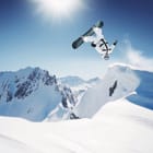 Miniatura fototapety Snowboardzista nad śnieżnym stokiem