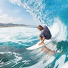 Miniatura fototapety Surfer na fali przy brzegu